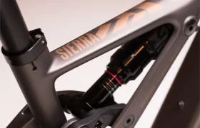 Primer plano de un cuadro Fantic Sierra e-MTB, destacando la suspensión trasera y el acabado mate con el nombre de la marca a la vista, propulsado por Bosch CX Gen5.