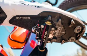 Primer plano de la zapatilla de un ciclista enganchada a un pedal LOOK, con el cuadro de la bicicleta, los bidones de agua y el cielo brillante de fondo, para destacar los pedales esenciales para Gravel dentro de su ecosistema de pedales.