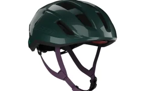Casco de bicicleta Casco Lazer Sphere Kineticore verde oscuro con aberturas de ventilación negras y correas ajustables moradas, mostrado desde un ángulo lateral sobre fondo blanco.