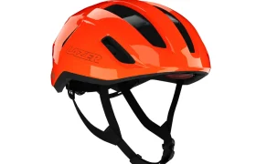 Casco de ciclismo Casco Lazer Sphere Kineticore de color naranja brillante con aberturas de ventilación negras y correas ajustables, sobre un fondo blanco liso.
