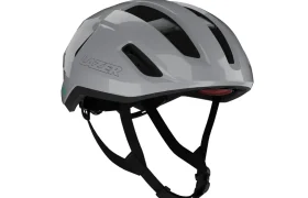 Casco de bicicleta Casco Lazer Sphere Kineticore gris con aberturas de ventilación negras y correas negras ajustables, sobre fondo blanco.