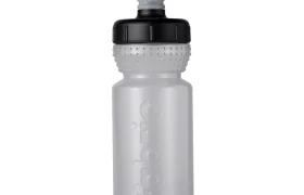 Una botella de agua antimicrobiana de plástico transparente con tapón de rosca negro y agarre texturizado «Fabric Gripper V2», colocada en posición vertical sobre un fondo blanco para una protección permanente.
