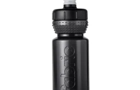 Botella deportiva de plástico negro con agarre texturizado y boquilla de tipo «push-pull». La palabra «fabric» aparece grabada en relieve verticalmente en el lateral, lo que destaca su identidad como Fabric Gripper V2. La botella se presenta en posición vertical sobre un fondo blanco, ofreciendo tanto estilo como protección antimicrobiana para tus necesidades de hidratación.