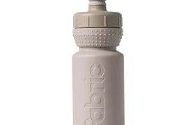 Botella de agua de plástico de color beige con un agarre texturizado y un tapón de tipo «push-pull», con la palabra «fabric» grabada en relieve en vertical en el lateral. Este bidón antimicrobiano Fabric Gripper V2 ofrece protección permanente para tus necesidades de hidratación.