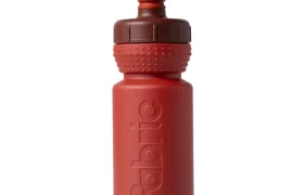 Botella de plástico rojo «Fabric Gripper V2» con agarre texturizado y el logotipo «fabric», que cuenta con una tapa marrón de rosca y una boquilla de tipo «push-pull», representada en posición vertical sobre un fondo blanco. Esta botella antimicrobiana ofrece protección permanente para tus necesidades de hidratación.