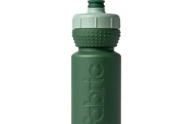Botella de agua de plástico verde con tapón de rosca texturizado y la palabra «fabric» grabada en relieve verticalmente en el lateral, que cuenta con «bidón protección antimicrobiana» para una mayor higiene. El «Fabric Gripper V2» aparece representado sobre un fondo blanco.