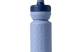 Una botella de agua de plástico «Fabric Gripper V2» de color azul claro, con un tapón azul marino texturizado y la palabra «fabric» grabada en relieve en el lateral; esta botella antimicrobiana está diseñada para ofrecer tanto higiene como comodidad.