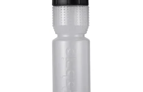 Botella de agua de plástico transparente con tapón negro texturizado, en cuyo cuerpo aparece grabada en relieve la palabra «fabric» en vertical. Esta botella Fabric Gripper V2 garantiza una hidratación fiable y cuenta con protección antimicrobiana para una mayor higiene.