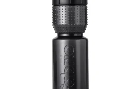 Una botella de agua de plástico negro con un agarre texturizado y la palabra «fabric» grabada en relieve verticalmente en el lateral, cerrada con una tapa gris con boquilla. La Fabric Gripper V2 incorpora la tecnología «bidón antimicrobiano» para una protección permanente, lo que garantiza que tu agua se mantenga fresca y limpia.