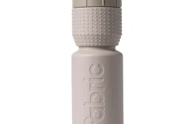 Botella de agua de plástico de color beige con un agarre texturizado y un tapón de rosca, en cuyo lateral aparece la palabra «fabric» grabada en relieve en vertical. La Fabric Gripper V2 ofrece protección permanente como botella antimicrobiana, lo que garantiza que tu bebida se mantenga fresca y limpia.