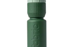 Botella de agua de plástico reutilizable de color verde con agarre texturizado y tapón de rosca. La palabra «fabric» aparece grabada en relieve verticalmente en el lateral de la botella, lo que destaca su diseño «Fabric Gripper V2» para un mejor agarre. Esta botella antimicrobiana también cuenta con protección permanente para ayudarte a mantener tu hidratación limpia y fresca.