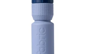 Botella de agua de plástico azul claro con agarre texturizado y tapón azul oscuro, en cuyo lateral aparece la palabra «fabric» grabada en relieve en vertical. Este bidón antimicrobiano Fabric Gripper V2 ofrece protección permanente para tus necesidades de hidratación.