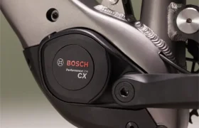 Detalle de un motor Bosch CX Gen5 instalado en un cuadro Fantic Sierra e-MTB, mostrando el brazo de biela y parte de la suspensión trasera.