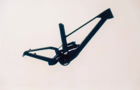Silueta de un cuadro de bicicleta UNNO MITH sobre un fondo liso, que muestra su elegante estructura y engranajes con claridad.