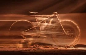 Una bicicleta de montaña cubierta de tierra, captada con un efecto de desenfoque de movimiento mediante una exposición prolongada.
