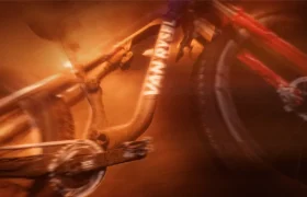 Un cuadro de bicicleta de montaña Van Rysel en movimiento, captado con un efecto de desenfoque de movimiento.