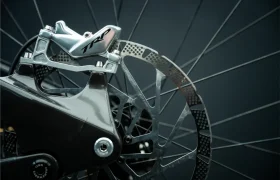 Primer plano de un sistema de frenos de disco para bicicleta que incluye una pinza TRP EVO PRO y un disco ventilado, edición limitada, sobre un fondo oscuro.