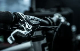 Primer plano del manillar de una bicicleta con una palanca de freno TRP EVO PRO Anniversary Edition y el logotipo de EUROTEC, sobre un fondo oscuro difuminado. Edición súper limitada disponible únicamente en la Península Ibérica.