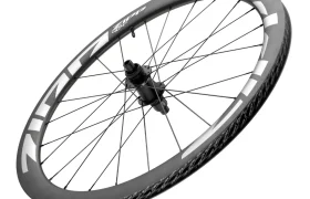 Una rueda de bicicleta Zipp 404 S de fibra de carbono negra con gráficos blancos, llanta de perfil alto para mayor velocidad y radios radiales, mostrada sobre un fondo blanco. Consulta el precio para obtener más detalles.