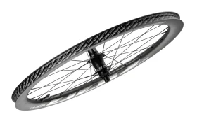Una rueda de bicicleta Zipp 404 S de fibra de carbono, con radios negros y una llanta profunda, mostrada en ángulo sobre un fondo blanco: perfecta para los ciclistas que buscan velocidad y el máximo rendimiento.