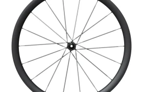 Una rueda de bicicleta Shimano Dura-Ace WH-R9370 negra con radios aerodinámicos, vista de perfil sobre un fondo blanco.