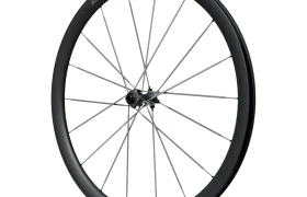 Una rueda de bicicleta Shimano Dura-Ace WH-R9370 de color negro con radios plateados y una llanta de carbono de perfil alto con radios de carbono, vista en ángulo sobre un fondo blanco.