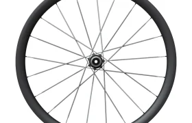 Se muestra una rueda de bicicleta Shimano Dura-Ace WH-R9370 negra con radios plateados, vista de perfil sobre un fondo blanco, lo que resalta su construcción de alta gama en carbono.