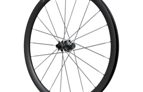 Se muestra una rueda trasera de bicicleta Shimano Dura-Ace negra, modelo WH-R9370, con varios radios de carbono, colocada en posición vertical sobre un fondo blanco.