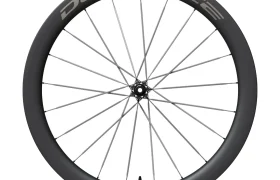 Con una llanta de carbono de perfil alto, radios plateados y la inscripción «DURA-ACE» en la llanta, esta rueda Shimano Dura-Ace WH-R9370 es un ejemplo de ingeniería de primera clase en ruedas de carbono para ciclistas exigentes.