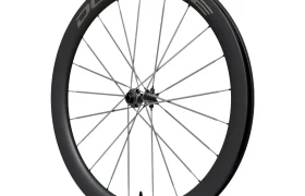 Una rueda de bicicleta Shimano Dura-Ace WH-R9370 negra, con radios aerodinámicos y una llanta de carbono de perfil alto, representada sobre un fondo blanco liso.