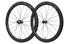 Un par de ruedas de carbono Shimano Dura-Ace WH-R9370 negras, con llantas de perfil alto y múltiples radios, expuestas sobre un fondo blanco.