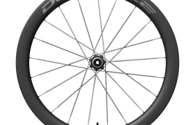 Rueda de bicicleta con el logotipo negro de Dura-Ace, llanta de carbono y radios plateados, del modelo de alto rendimiento WH-R9370 de Ruedas Shimano Dura-Ace, vista directamente de perfil sobre un fondo blanco.