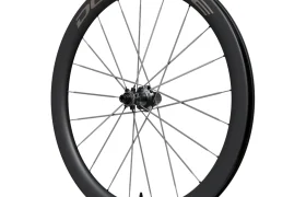 Una rueda de bicicleta Shimano Dura-Ace WH-R9370 negra, con radios aerodinámicos y una llanta de carbono de perfil alto, mostrada sobre un fondo blanco.