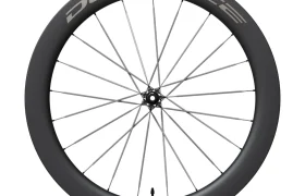 Una rueda de bicicleta de carbono negra de perfil alto, con radios plateados y la inscripción «Dura-Ace» en la llanta, vista de perfil sobre un fondo blanco. Este modelo Shimano Dura-Ace WH-R9370 combina un rendimiento ligero con una estética llamativa.