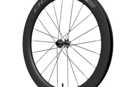 En un fondo blanco se muestra una rueda de bicicleta Dura-Ace negra, modelo WH-R9370, con una llanta profunda de carbono, radios plateados y un buje montado. Este impresionante ejemplo de las ruedas Shimano Dura-Ace combina materiales avanzados con ingeniería de precisión para ofrecer un rendimiento excepcional.