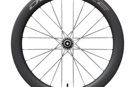 Rueda de bicicleta con llanta de carbono de perfil alto, radios negros y el logotipo «DURA-ACE» en la llanta, vista de perfil sobre un fondo blanco. Esta rueda de carbono Shimano Dura-Ace WH-R9370 combina una aerodinámica avanzada con un rendimiento ligero para los ciclistas más exigentes.