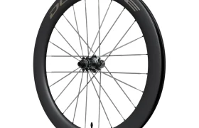 Una rueda trasera de bicicleta de la marca Dura-Ace, modelo WH-R9370, de color negro, con una llanta profunda de carbono y radios plateados, que incorpora la innovadora tecnología de ruedas Shimano Dura-Ace y una válvula visible, mostrada sobre un fondo blanco.