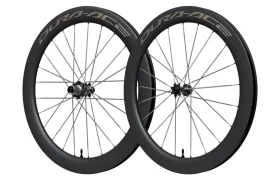 Dos ruedas de bicicleta Shimano Dura-Ace WH-R9370 negras, con llantas de carbono de perfil alto y radios plateados, colocadas en posición vertical sobre un fondo blanco.