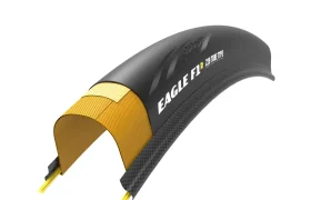 Sección transversal de una cubierta negra para bicicleta Eagle F1 en la que se aprecian las capas internas, incluidos los materiales estructurales amarillos y el diseño de la banda de rodadura, ideal para ciclistas que buscan velocidad y un rendimiento similar al de la Zipp 404 S a un precio competitivo.