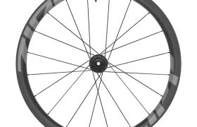 Una rueda de bicicleta de carbono Zipp 303 S con radios negros y un buje de freno de disco, diseñada para ayudarte a rodar más rápido, vista de lado sobre un fondo blanco.