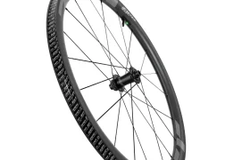 Una sola rueda de bicicleta Zipp 2026 de fibra de carbono con radios negros y llanta estampada, diseñada para rodar más rápido, aislada sobre un fondo blanco.