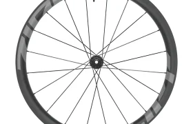 Una rueda de bicicleta de fibra de carbono Zipp 303 Firecrest con radios negros, vástago de válvula y marca gris en la llanta, diseñada para ayudarte a rodar más rápido con un rendimiento avanzado para los modelos Zipp 2026.