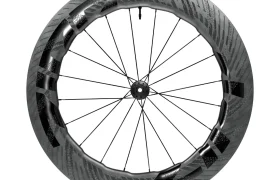 Una rueda de bicicleta de fibra de carbono de alto perfil con radios negros y un logotipo Zipp 858 NSW en la llanta, diseñada para ayudarte a rodar más rápido con tecnología innovadora.
