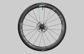 Se muestra una sola rueda de bicicleta Zipp 2026 negra con radios finos y un rotor de freno de disco sobre un fondo gris simple, diseñado para ayudarlo a rodar más rápido en cada recorrido.