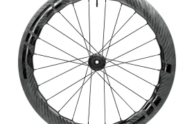 Una rueda de bicicleta de fibra de carbono Zipp 2026 con radios negros y la marca Zipp, diseñada para ayudarte a rodar más rápido, se ve desde el frente sobre un fondo blanco.