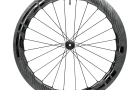 Una rueda de bicicleta Zipp 2026 de fibra de carbono negra y gris con radios aerodinámicos y una llanta de sección profunda, diseñada para rodar más rápido, vista desde el frente.