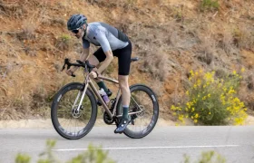 Probamos el Maillot ASSOS EQUIPE RS S9 Lunar y culotte ASSOS Equipe RS S9