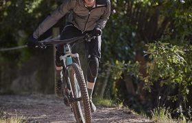 assos_trail_steinbeisser_rain_vertical