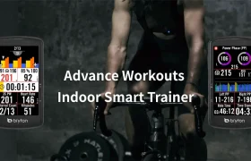 Una persona utiliza una bicicleta estática inteligente, mejorada con el Bryton Rider S810. Dos pantallas muestran las estadísticas de entrenamiento con precisión. El texto dice: "Entrenamientos avanzados, bicicleta estática inteligente".