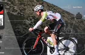 Un ciclista en una bicicleta de carretera, equipado con el Bryton Rider S810, reloj deportivo, pulsómetro, sensor de cadencia, medidor de potencia, sensor de velocidad y radar. El fondo muestra un impresionante terreno montañoso.
